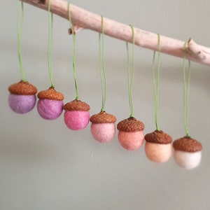 Felt Acorns, Pink Green Acorns, Easter Decor, Montessori Acorns, Wool Acorns, Woodland Wedding Favors, Fairy Nursery Decor, Montessori Play imagem 9