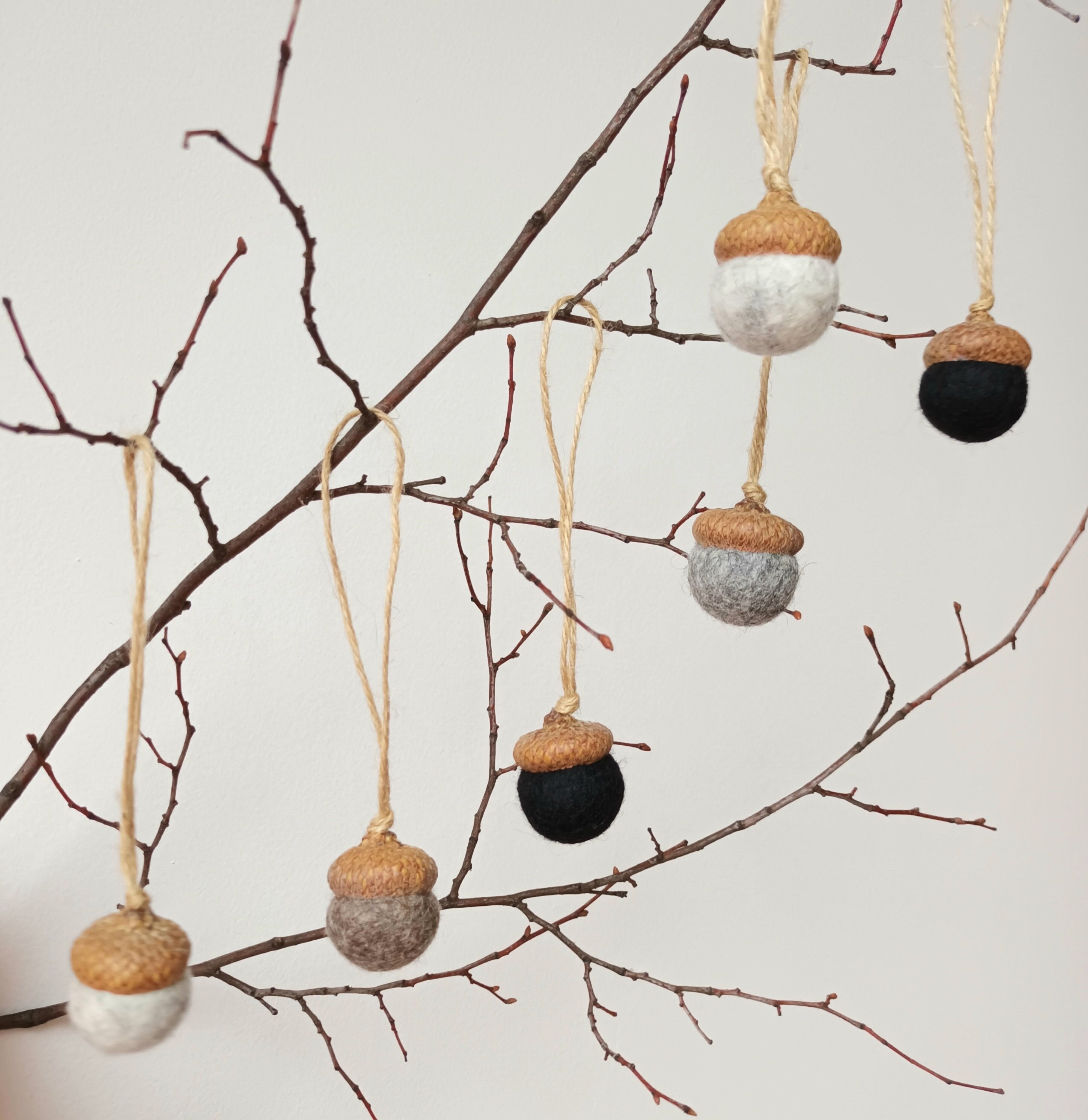 Glands en feutre, 8 glands en laine, décoration d'arbre de Noël, ornements de glands, glands noirs gris bruns, décoration de chalet, cadeau de mariage dans les bois, Waldorf