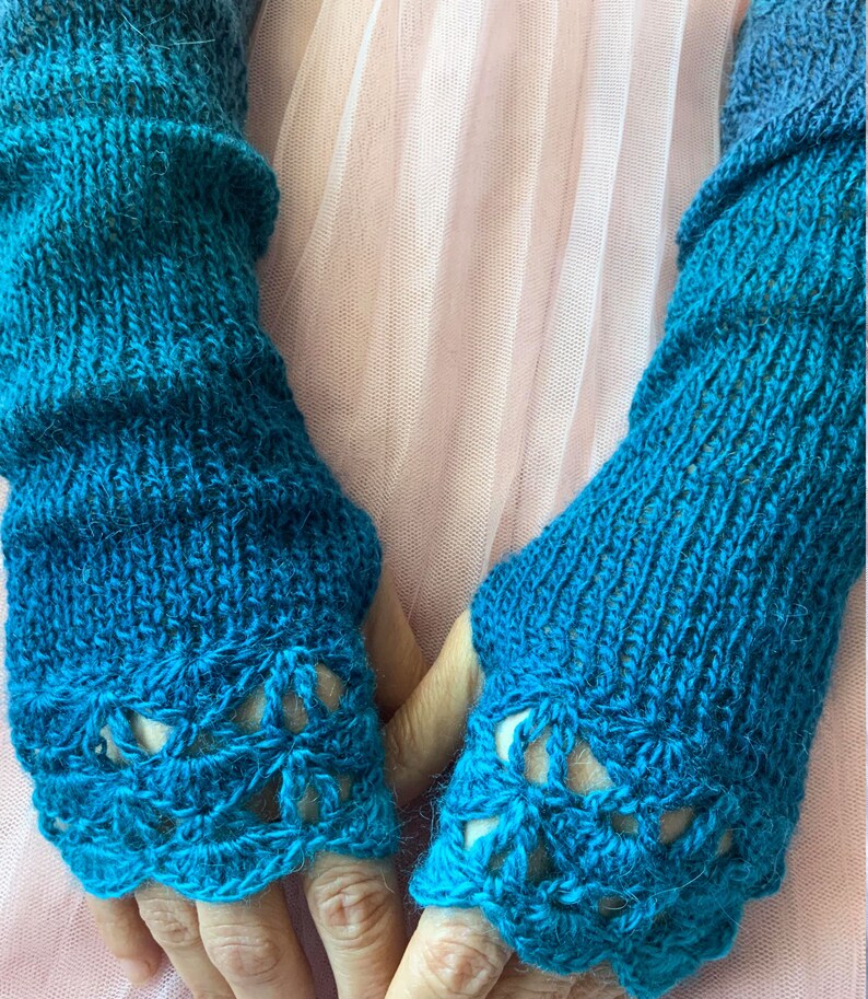 Mitaines longues, manchettes bleues, gants au crochet, gants bleus pour femme, gants élégants d'hiver, chauffe-poignets bohèmes, gants bleu canard image 6
