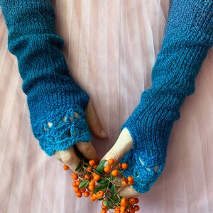 Mitaines longues, manchettes bleues, gants au crochet, gants bleus pour femme, gants élégants d'hiver, chauffe-poignets bohèmes, gants bleu canard image 4