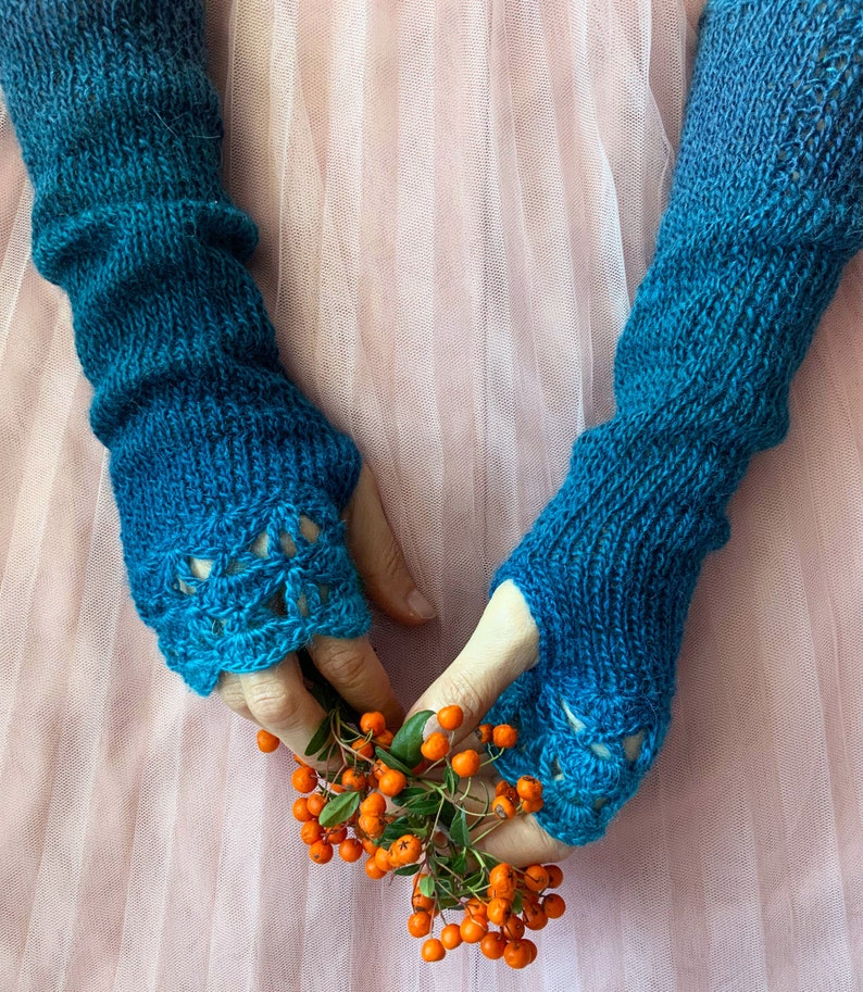 Mitaines longues, manchettes bleues, gants au crochet, gants bleus pour femme, gants élégants d'hiver, chauffe-poignets bohèmes, gants bleu canard image 4
