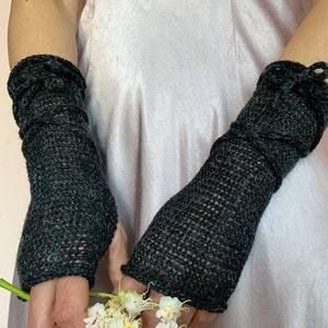 Gants gris sans doigts, chauffe-bras pour femmes, longues mitaines sans doigts, gants Outlander, chauffe-poignets tricotés, gants en laine, gants textuels image 10