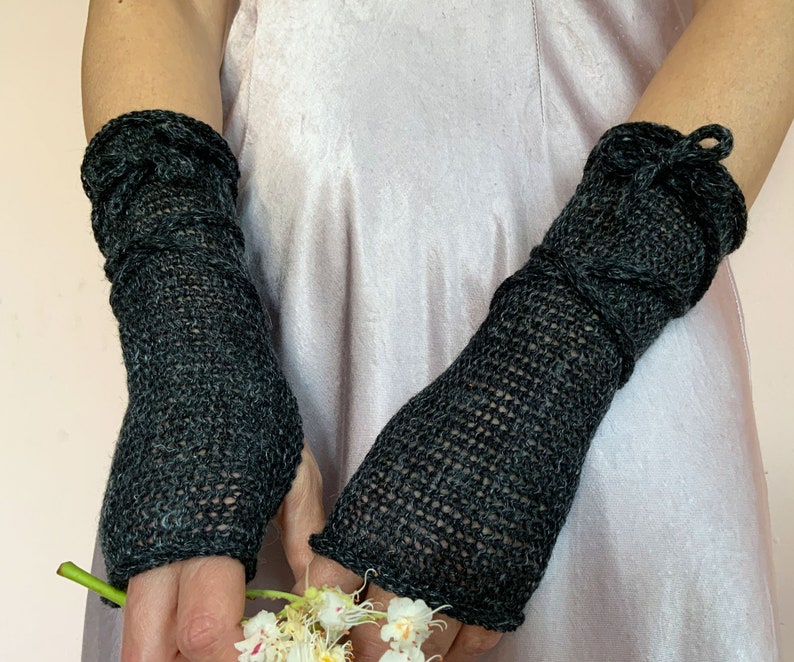 Gants gris sans doigts, chauffe-bras pour femmes, longues mitaines sans doigts, gants Outlander, chauffe-poignets tricotés, gants en laine, gants textuels image 10