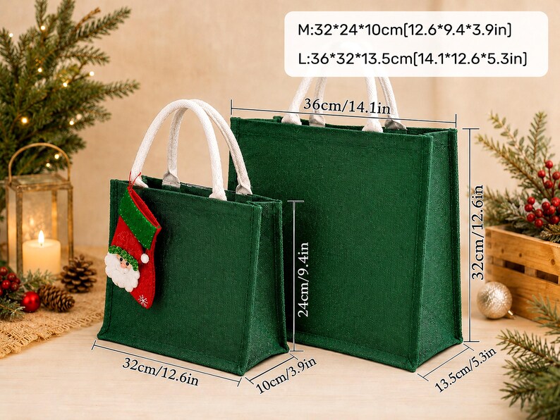 K&ouml;nnte beinhalten: Zwei dunkelgr&uuml;ne Filztaschen mit wei&szlig;en Henkeln. Die kleinere Tasche ist mit einem Weihnachtsmann-Strumpf verziert. Die Ma&szlig;e betragen M: 32 x 24 x 10 cm und L: 36 x 32 x 13,5 cm. Die Taschen haben einen rechteckigen Boden und eine feste Form.