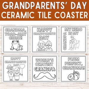 Peut inclure: Ensemble de six dessous de verre en céramique avec des dessins au trait noirs. Les dessous de verre présentent du texte et des illustrations liés à la fête des grands-parents, dont une grenouille, un couple et une moustache. Les dessous de verre sont carrés et ont une bordure décorative.
