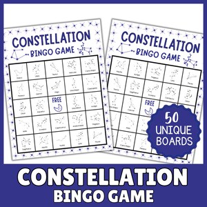 Peut inclure: Deux planches de jeu de bingo des constellations imprimables avec une bordure bleu foncé et du texte blanc. Chaque planche présente une grille de constellations. Le texte "CONSTELLATION BINGO GAME" est en haut. Un cercle bleu indique "50 UNIQUE BOARDS".