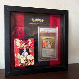 The Guren Town Gym Japans themadeck 1999 in schaduwdoos, display met PSA 7 Blaine-trainerkaart - geen kaarten in dek (leeg) // Shadowbox