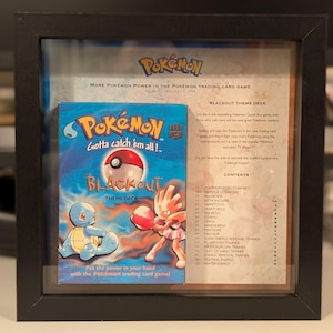 Exhibición de baraja temática Blackout en caja de sombras (sin cartas de Pokémon en su interior, vacía)