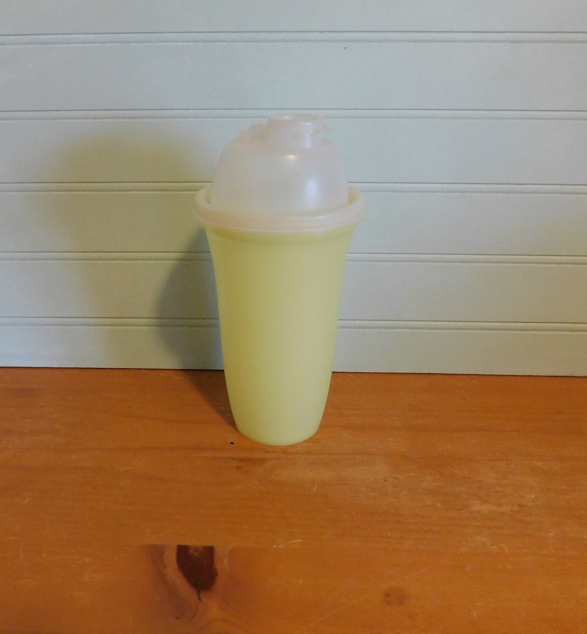 Vintage Tupperware 844-2 yellow gravy shaker w-mixing insert/pour