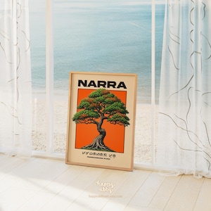 Puede incluir: Una l&aacute;mina art&iacute;stica enmarcada que presenta una ilustraci&oacute;n estilizada de un &aacute;rbol Narra con follaje verde y un tronco texturizado sobre un fondo rectangular de color naranja vibrante. El texto NARRA est&aacute; impreso en negro sobre el &aacute;rbol, con escritura Baybayin y el texto PAMBANSANG PUNO impresos debajo.