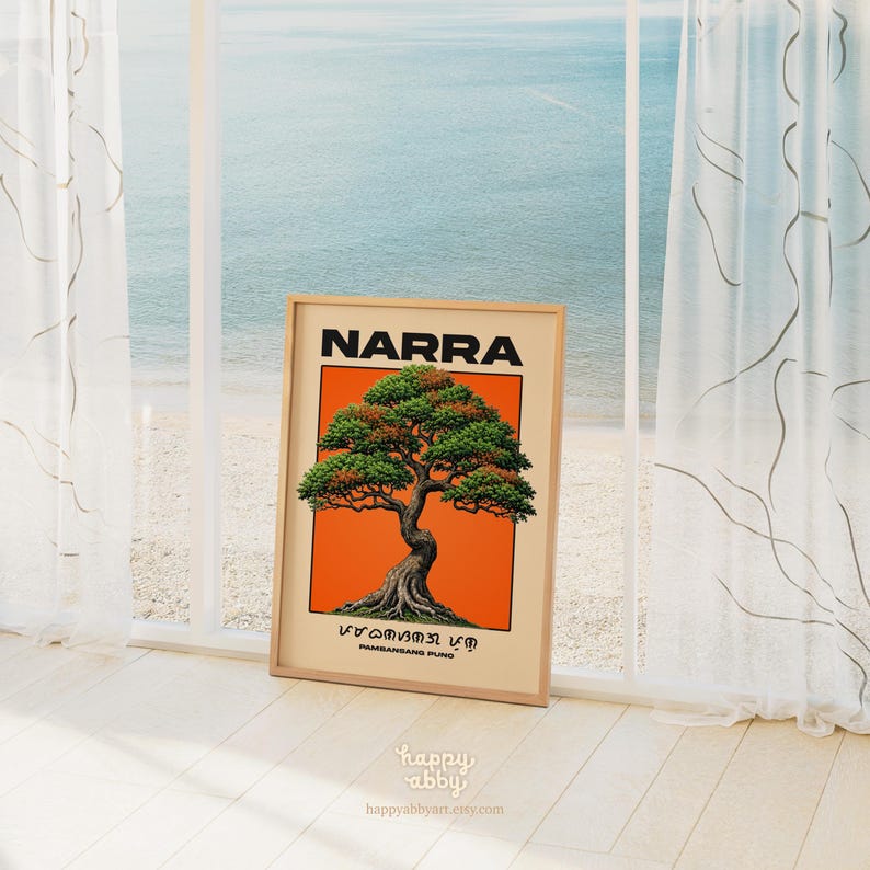 Puede incluir: Una l&aacute;mina art&iacute;stica enmarcada que presenta una ilustraci&oacute;n estilizada de un &aacute;rbol Narra con follaje verde y un tronco texturizado sobre un fondo rectangular de color naranja vibrante. El texto NARRA est&aacute; impreso en negro sobre el &aacute;rbol, con escritura Baybayin y el texto PAMBANSANG PUNO impresos debajo.