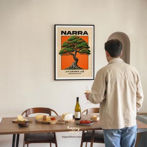 Puede incluir: Una l&aacute;mina de arte mural enmarcada titulada NARRA que presenta una ilustraci&oacute;n detallada de un &aacute;rbol con follaje verde y tronco texturizado sobre un fondo naranja vibrante, con el texto Pambansang Puno impreso en negro debajo.