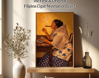 Puede incluir: Una impresión artística enmarcada titulada The First & Original Filipina Cigar Woman on Etsy! que muestra a una persona con vestimenta tradicional sentada a una mesa de madera, sosteniendo un cigarro encendido y una caja de cerillas, con humo.