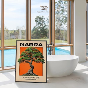 Puede incluir: Una l&aacute;mina de arte mural rectangular enmarcada que presenta una ilustraci&oacute;n estilizada de un &aacute;rbol Narra con follaje verde y un tronco marr&oacute;n texturizado sobre un fondo naranja vibrante. El texto NARRA y PAMBANSANG PUNO est&aacute; impreso en negro.
