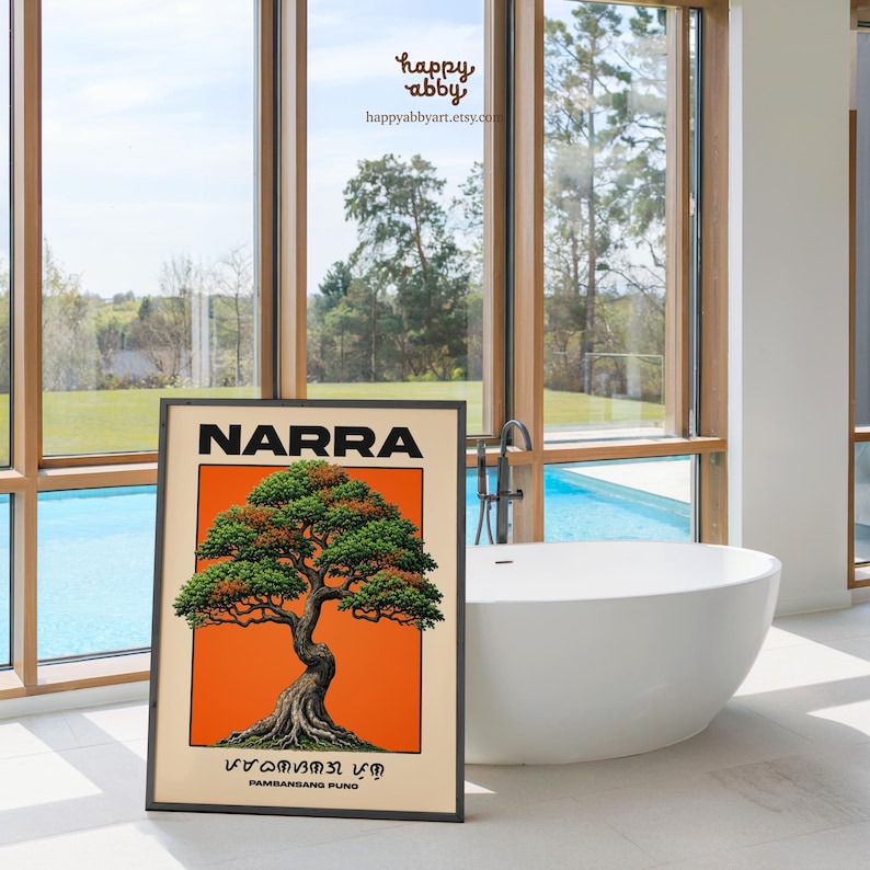 Puede incluir: Una l&aacute;mina de arte mural rectangular enmarcada que presenta una ilustraci&oacute;n estilizada de un &aacute;rbol Narra con follaje verde y un tronco marr&oacute;n texturizado sobre un fondo naranja vibrante. El texto NARRA y PAMBANSANG PUNO est&aacute; impreso en negro.