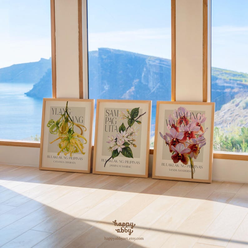Może przedstawiać: Trzy oprawione grafiki botaniczne z ilustracjami kwiatowymi. Grafiki przedstawiają ż&oacute;łte ylang-ylang, białe sampaguita i r&oacute;żowe kwiaty waling-waling. Każda grafika ma tekst w kroju szeryfowym i jest na jasnym tle.