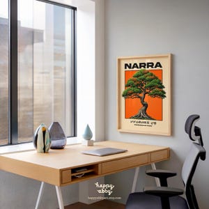 Puede incluir: Una l&aacute;mina de arte mural enmarcada con una ilustraci&oacute;n detallada de un &aacute;rbol Narra sobre un fondo naranja vibrante. El texto NARRA y PAMBANSANG PUNO est&aacute; impreso en negro, junto con escritura Baybayin, todo en un marco de madera clara.