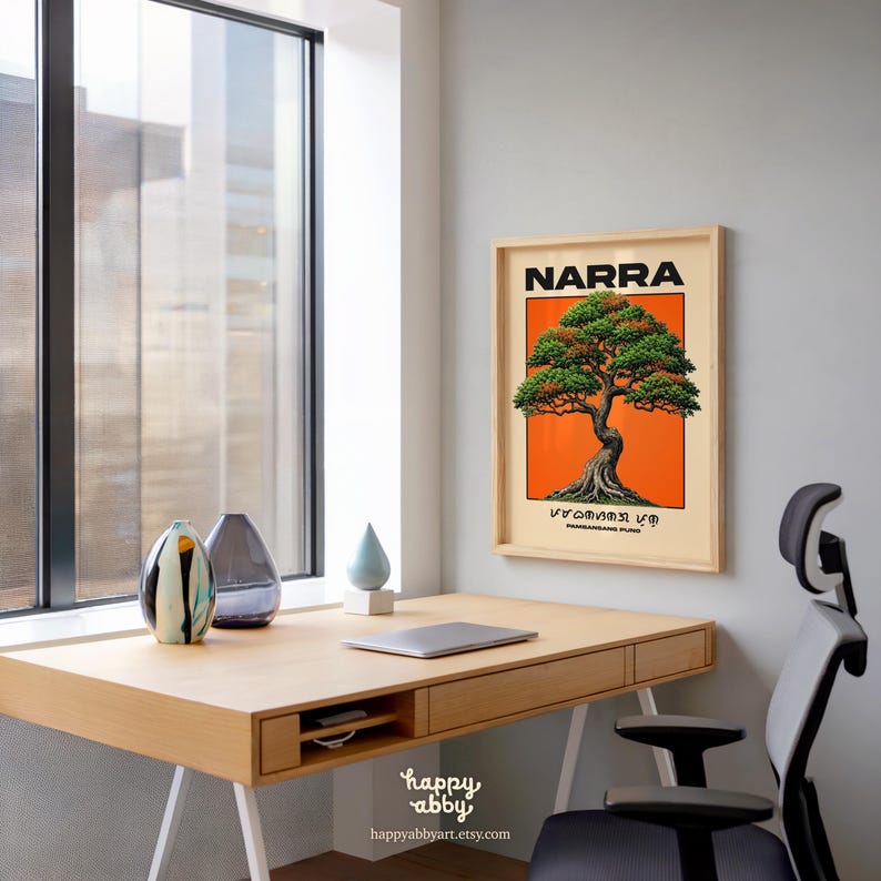 Puede incluir: Una l&aacute;mina de arte mural enmarcada con una ilustraci&oacute;n detallada de un &aacute;rbol Narra sobre un fondo naranja vibrante. El texto NARRA y PAMBANSANG PUNO est&aacute; impreso en negro, junto con escritura Baybayin, todo en un marco de madera clara.