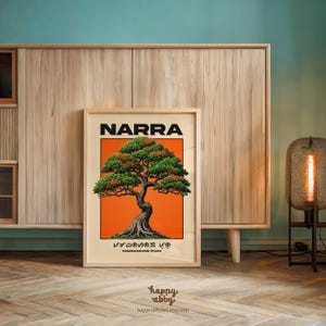 Puede incluir: Una l&aacute;mina art&iacute;stica enmarcada que muestra un &aacute;rbol Narra estilizado con un tronco marr&oacute;n texturizado y un denso follaje verde sobre un fondo rectangular de color naranja vibrante. El texto NARRA aparece en negro sobre el &aacute;rbol, con m&aacute;s texto debajo.
