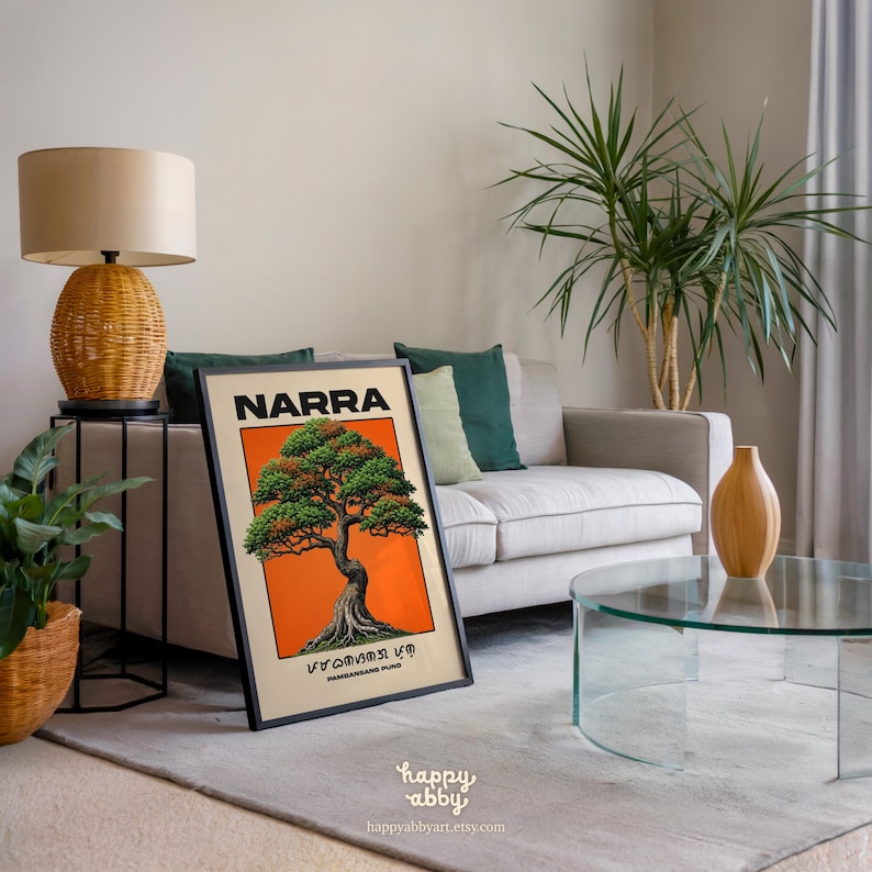 Puede incluir: Una l&aacute;mina art&iacute;stica enmarcada que presenta una ilustraci&oacute;n detallada de un &aacute;rbol Narra con follaje verde y un tronco texturizado sobre un fondo naranja vibrante. El texto NARRA est&aacute; impreso en letras negras negritas sobre el &aacute;rbol.