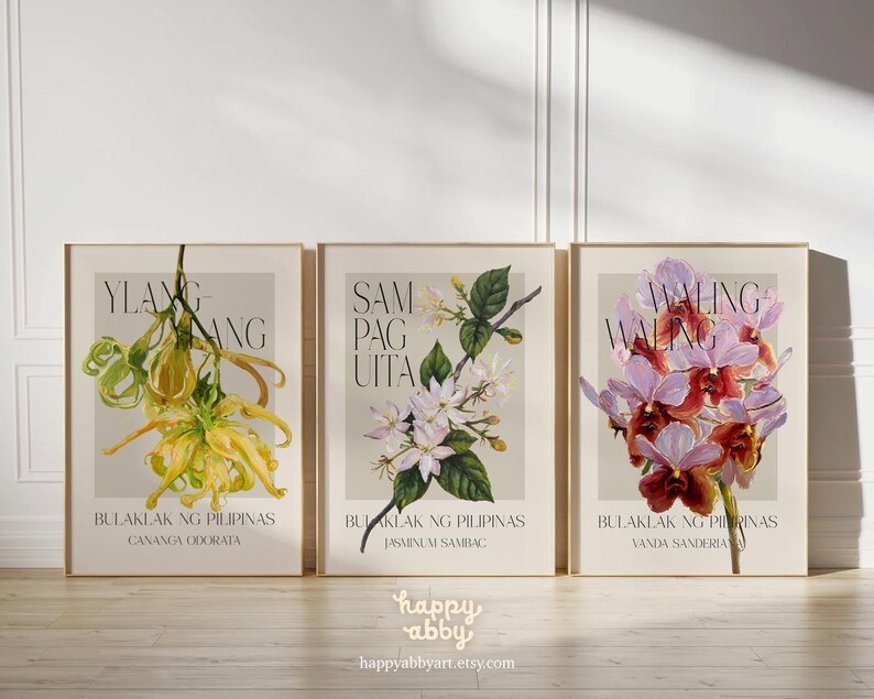 Może przedstawiać: Trzy oprawione botaniczne wydruki artystyczne z ilustracjami kwiatowymi. Wydruki przedstawiają ż&oacute;łte ylang-ylang, białe sampaguita i fioletowe kwiaty waling-waling. Każdy wydruk zawiera tekst w języku angielskim i tagalog.