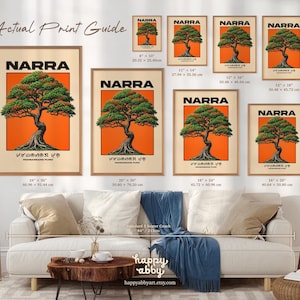 Puede incluir: Una colecci&oacute;n de l&aacute;minas enmarcadas titulada Actual Print Guide, cada una con una ilustraci&oacute;n de un &aacute;rbol Narra verde sobre fondo naranja. Las impresiones se muestran en varios tama&ntilde;os que van desde 20,32 por 25,40 cm hasta 60,96 por 91,44 cm.