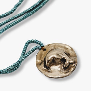 Boho Bronze Halskette mit Delfin Runde Anhänger (2).