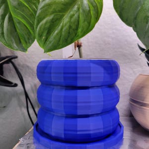 Round 3D printed plant pot with drip tray for indoor or outdoor plants.