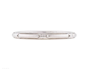 Schlanker Art-Deco-Ehering aus Platin mit Blumengravur, Größe L.5 / 6.