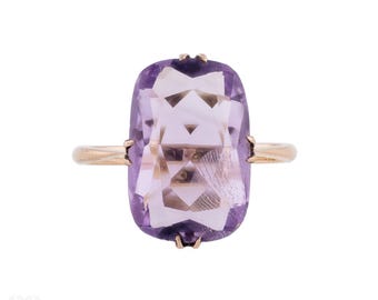 1920s Cushion Cut Solitaire Amethyst Ring, 9ct Gold Double Claw Design.