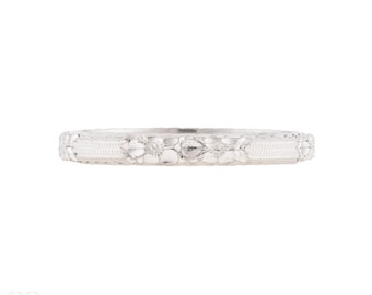 Art Deco Engraved 18ct Floral & Ribbon Design Wedding Ring, Size K.5 / 5.75.