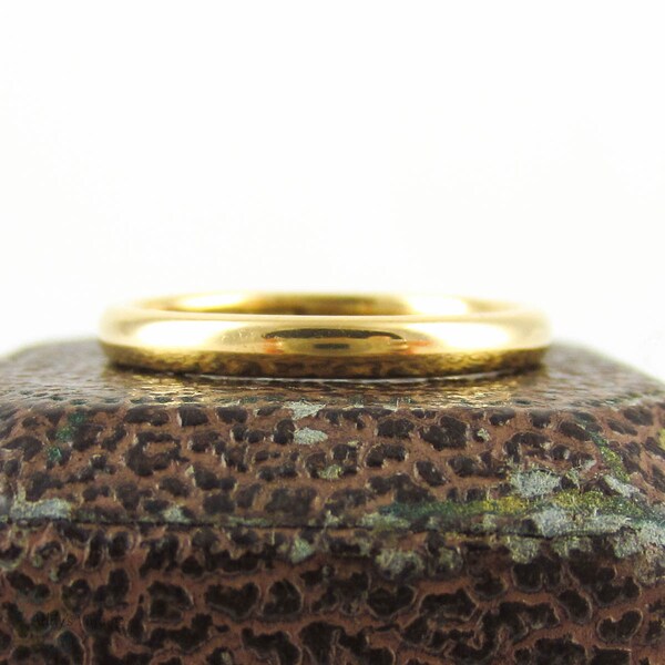 Vintage 22 Carat Gold Wedding Ring. Bright Yellow Gold Court Fit Wedding Band in Original Box by Bravingtons, 1950s. Size M / 6.4.