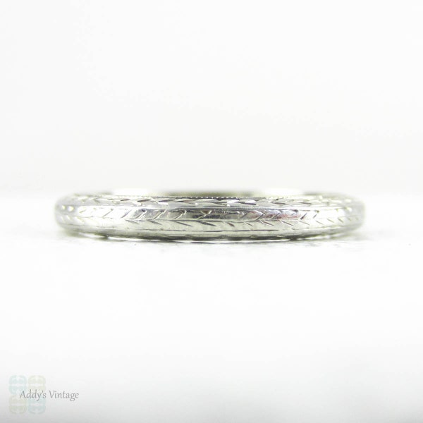 1920s Engraved Wedding Ring, Ladies 18 Carat White Gold Wreath Engraved Wedding Band by Belais Brothers. Size M / 6.25.