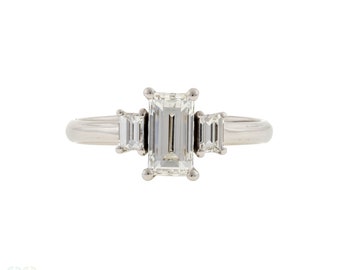 Baguette Diamant Verlobungsring, 18 Karat 18 Karat Weißgold 1,02 Karat Abgestufter Drei-Stein-Ring.