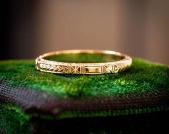 Antique 12ct Gold Wreath Engraved Wedding Ring, Size J / 4.75.