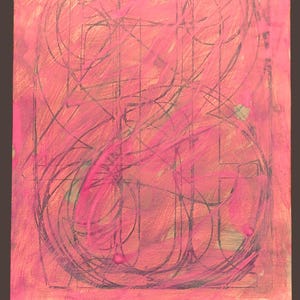 Pode incluir: Obra de arte abstrata com um fundo rosa e laranja. A peça apresenta linhas e formas sobrepostas em tons de rosa e preto, criando uma composição dinâmica e texturizada. A obra está assinada no canto inferior direito.