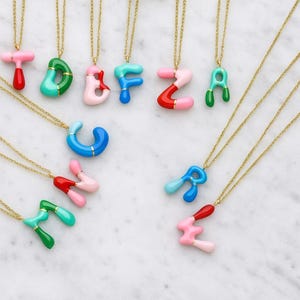 Colar com letras iniciais coloridas – Presente de verão para ela – Pingente de acrílico personalizado – Colar com letras do alfabeto fofo para casais e melhores amigas