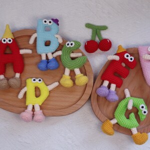 Llavero del alfabeto de ganchillo/Amigurumi del alfabeto/Letras ABC de ganchillo/Dije de bolso hecho a mano/Colgante para coche/Regalo navideño/Juguete de ganchillo/Regalo para el Día de la Madre