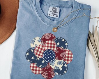 T-shirt Americana de style artisanal, patchwork floral patriotique vintage, t-shirt fleuri matelassé 4 juillet, conception de ferme rustique USA