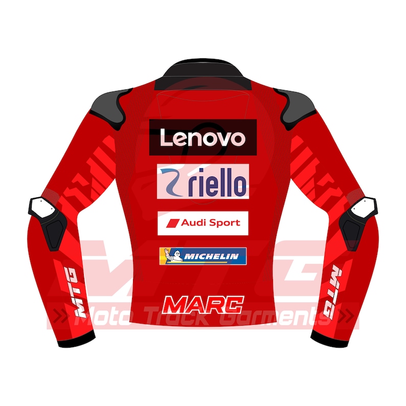 Puede incluir: Chaqueta de carreras de motos roja con detalles en negro y gris. La parte trasera de la chaqueta presenta los logotipos de Lenovo, Riello, Audi Sport y Michelin. El nombre "MARC" est&aacute; impreso en la parte inferior.