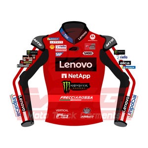 Puede incluir: Chaqueta de carreras roja y negra con logotipos de patrocinadores como Lenovo, Monster Energy y Frecciarossa. La chaqueta presenta un cuello alto y detalles en negro en los hombros y las mangas. La chaqueta est&aacute; dise&ntilde;ada para carreras de motos.