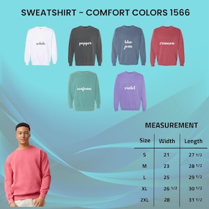K&ouml;nnte beinhalten: Verschiedene Comfort Colors 1566 Sweatshirts in Wei&szlig;, Pfeffer, Blue Jean, Karmesinrot, Seegr&uuml;n und Violett. Gr&ouml;&szlig;en S bis 2XL, mit Breiten von 53,3 cm bis 71,1 cm und L&auml;ngen von 70 cm bis 80 cm. Der Text "SWEATSHIRT - COMFORT COLORS 1566" ist oben.