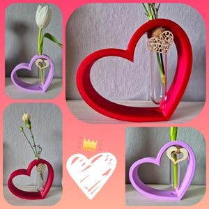 Könnte beinhalten: Drei herzförmige Vasen in Rot und Lila, jede mit einem Glasrohr zum Halten von Blumen. Die Vasen sind mit kleinen Holzh Herzen verziert. Die Vasen sind perfekt für die Präsentation kleiner Blumensträuße.