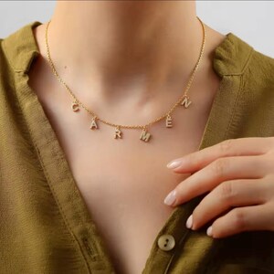 ¡Hazlo tuyo con nuestro elegante collar de letras personalizado!