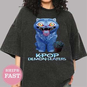 Huntrix Girls Shirt,Kpop Demon Hunters T-shirt,Vintage Huntrix Shirt,Huntrix Fan Shirt Gift,Rumi Zoey Mira Graphic Shirt,Kpop Huntrix