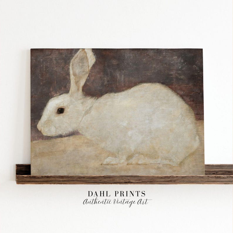 Puede incluir: Pintura de estilo vintage de un conejo blanco. El conejo se representa de perfil, con largas orejas y un cuerpo esponjoso. El fondo es una mezcla de tonos marrones y beige. El texto "DAHL PRINTS Authentic Vintage Art" est&aacute; en la parte inferior.