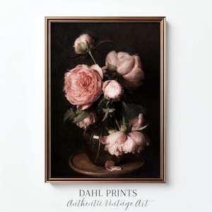 以下が含まれることがあります： 暗いガラスの花瓶にピンクの牡丹が活けられた、額入りのヴィンテージプリント。花は繊細な花びらと緑の葉を持っています。プリントは金色のフレームに入っており、下部には「DAHL PRINTS Authentic Vintage Art」の文字があります。
