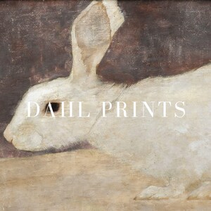 Puede incluir: Pintura de estilo vintage de un conejo blanco con largas orejas, sobre un fondo marr&oacute;n oscuro. El texto "DAHL PRINTS" se muestra en blanco en la imagen. La obra de arte tiene un aspecto suave y texturizado.