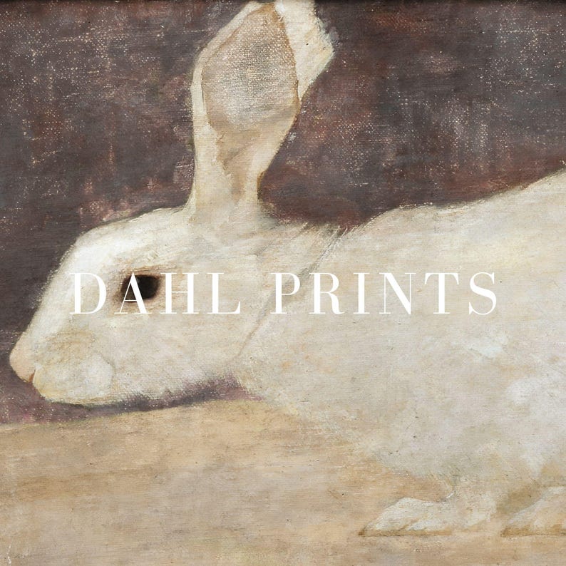 Puede incluir: Pintura de estilo vintage de un conejo blanco con largas orejas, sobre un fondo marr&oacute;n oscuro. El texto "DAHL PRINTS" se muestra en blanco en la imagen. La obra de arte tiene un aspecto suave y texturizado.