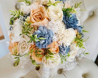 Bukiet w kolorze brudnego błękitu i brzoskwini, kwiaty w kolorze łupkowo-niebieskim, kwiaty z drewna sosnowego